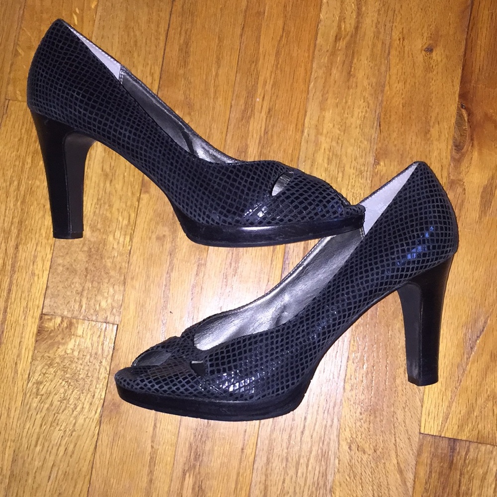 Bass like new black peep toe heels